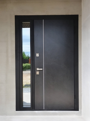 Дверь со стеклом сбоку